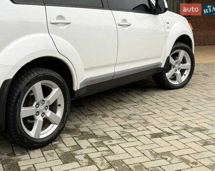 Белый Мицубиси Аутлендер ХЛ, объемом двигателя 3 л и пробегом 216 тыс. км за 10500 $, фото 42 на Automoto.ua