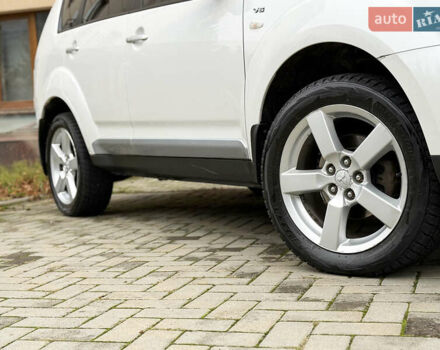 Белый Мицубиси Аутлендер ХЛ, объемом двигателя 3 л и пробегом 216 тыс. км за 10500 $, фото 37 на Automoto.ua