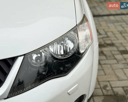 Белый Мицубиси Аутлендер ХЛ, объемом двигателя 3 л и пробегом 216 тыс. км за 10500 $, фото 20 на Automoto.ua