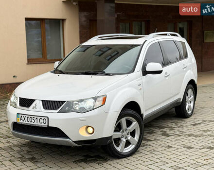 Белый Мицубиси Аутлендер ХЛ, объемом двигателя 3 л и пробегом 216 тыс. км за 10500 $, фото 2 на Automoto.ua