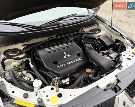 Белый Мицубиси Аутлендер ХЛ, объемом двигателя 3 л и пробегом 216 тыс. км за 10500 $, фото 103 на Automoto.ua