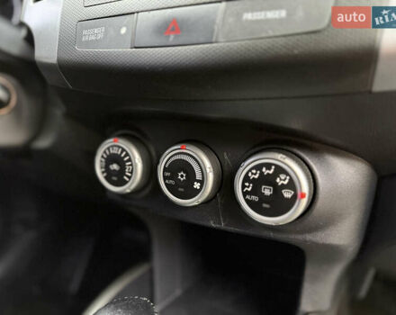 Белый Мицубиси Аутлендер ХЛ, объемом двигателя 3 л и пробегом 216 тыс. км за 10500 $, фото 86 на Automoto.ua