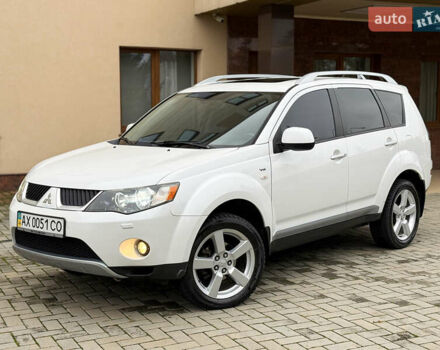 Белый Мицубиси Аутлендер ХЛ, объемом двигателя 3 л и пробегом 216 тыс. км за 10500 $, фото 9 на Automoto.ua