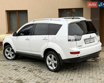 Белый Мицубиси Аутлендер ХЛ, объемом двигателя 3 л и пробегом 216 тыс. км за 10500 $, фото 53 на Automoto.ua