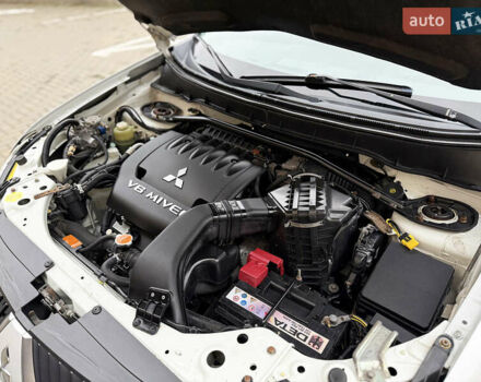 Белый Мицубиси Аутлендер ХЛ, объемом двигателя 3 л и пробегом 216 тыс. км за 10500 $, фото 104 на Automoto.ua