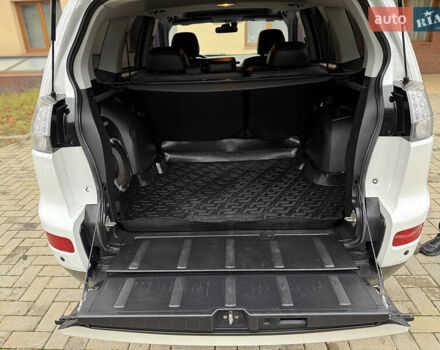 Белый Мицубиси Аутлендер ХЛ, объемом двигателя 3 л и пробегом 216 тыс. км за 10500 $, фото 106 на Automoto.ua