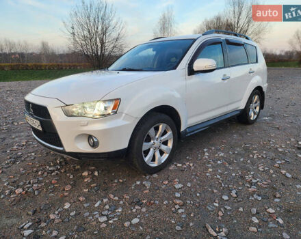 Білий Міцубісі Аутлендер ХЛ, об'ємом двигуна 2.36 л та пробігом 124 тис. км за 11300 $, фото 1 на Automoto.ua