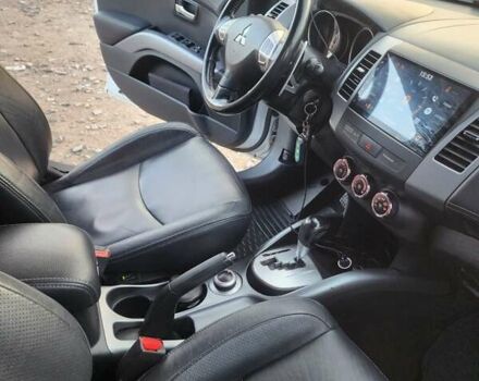 Білий Міцубісі Аутлендер ХЛ, об'ємом двигуна 2.36 л та пробігом 124 тис. км за 11300 $, фото 23 на Automoto.ua