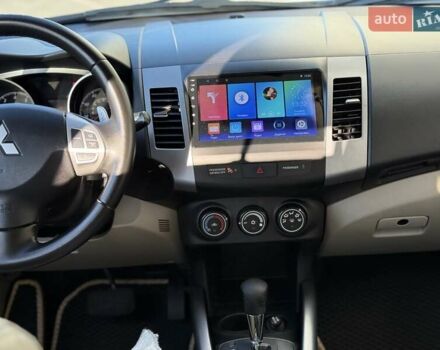Белый Мицубиси Аутлендер ХЛ, объемом двигателя 2.36 л и пробегом 225 тыс. км за 10500 $, фото 6 на Automoto.ua