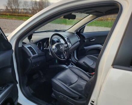 Білий Міцубісі Аутлендер ХЛ, об'ємом двигуна 2.36 л та пробігом 124 тис. км за 11300 $, фото 20 на Automoto.ua