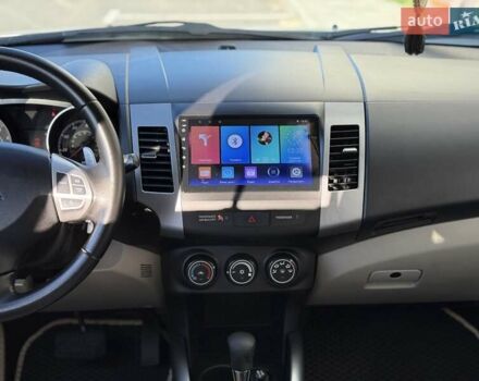 Белый Мицубиси Аутлендер ХЛ, объемом двигателя 2.36 л и пробегом 225 тыс. км за 10500 $, фото 5 на Automoto.ua