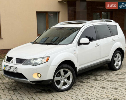 Белый Мицубиси Аутлендер ХЛ, объемом двигателя 3 л и пробегом 216 тыс. км за 10500 $, фото 1 на Automoto.ua