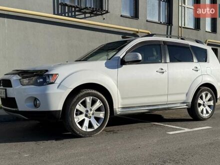Белый Мицубиси Аутлендер ХЛ, объемом двигателя 2.36 л и пробегом 225 тыс. км за 10500 $, фото 1 на Automoto.ua