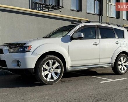 Белый Мицубиси Аутлендер ХЛ, объемом двигателя 2.36 л и пробегом 225 тыс. км за 10500 $, фото 1 на Automoto.ua