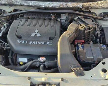 Бежевый Мицубиси Аутлендер ХЛ, объемом двигателя 3 л и пробегом 295 тыс. км за 9600 $, фото 13 на Automoto.ua