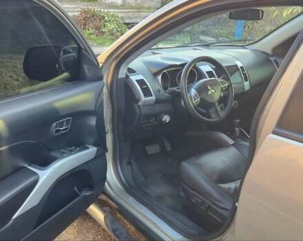 Бежевый Мицубиси Аутлендер ХЛ, объемом двигателя 3 л и пробегом 295 тыс. км за 9600 $, фото 6 на Automoto.ua