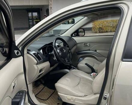 Бежевый Мицубиси Аутлендер ХЛ, объемом двигателя 3 л и пробегом 235 тыс. км за 8000 $, фото 11 на Automoto.ua