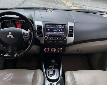 Бежевый Мицубиси Аутлендер ХЛ, объемом двигателя 3 л и пробегом 235 тыс. км за 8000 $, фото 14 на Automoto.ua