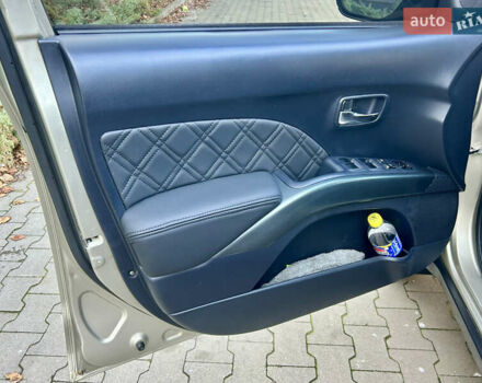 Бежевый Мицубиси Аутлендер ХЛ, объемом двигателя 2 л и пробегом 226 тыс. км за 8999 $, фото 15 на Automoto.ua