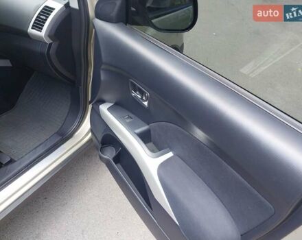 Бежевый Мицубиси Аутлендер ХЛ, объемом двигателя 2.4 л и пробегом 275 тыс. км за 8600 $, фото 34 на Automoto.ua