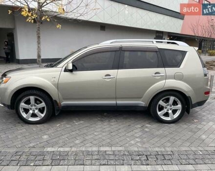 Бежевый Мицубиси Аутлендер ХЛ, объемом двигателя 3 л и пробегом 235 тыс. км за 8000 $, фото 1 на Automoto.ua