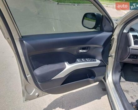 Бежевый Мицубиси Аутлендер ХЛ, объемом двигателя 2.4 л и пробегом 275 тыс. км за 8600 $, фото 16 на Automoto.ua