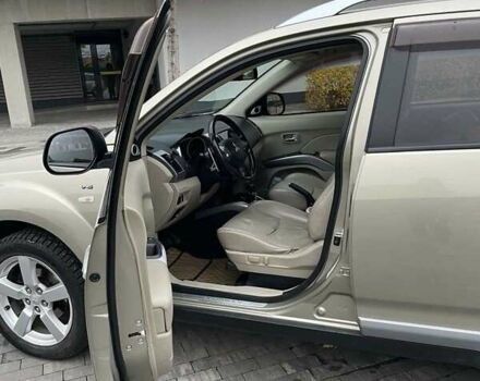 Бежевый Мицубиси Аутлендер ХЛ, объемом двигателя 3 л и пробегом 235 тыс. км за 8000 $, фото 10 на Automoto.ua