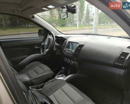 Бежевый Мицубиси Аутлендер ХЛ, объемом двигателя 3 л и пробегом 127 тыс. км за 12000 $, фото 2 на Automoto.ua