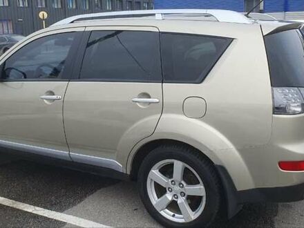 Бежевый Мицубиси Аутлендер ХЛ, объемом двигателя 2.36 л и пробегом 212 тыс. км за 8700 $, фото 1 на Automoto.ua