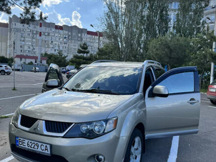 Бежевий Міцубісі Аутлендер ХЛ, об'ємом двигуна 2.36 л та пробігом 262 тис. км за 9250 $, фото 1 на Automoto.ua