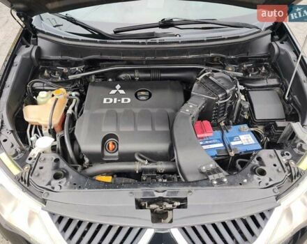 Черный Мицубиси Аутлендер ХЛ, объемом двигателя 2 л и пробегом 218 тыс. км за 10500 $, фото 3 на Automoto.ua