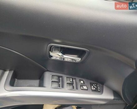 Черный Мицубиси Аутлендер ХЛ, объемом двигателя 2 л и пробегом 218 тыс. км за 10500 $, фото 5 на Automoto.ua