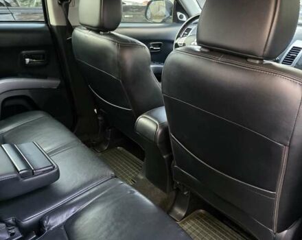 Черный Мицубиси Аутлендер ХЛ, объемом двигателя 2 л и пробегом 186 тыс. км за 10000 $, фото 7 на Automoto.ua