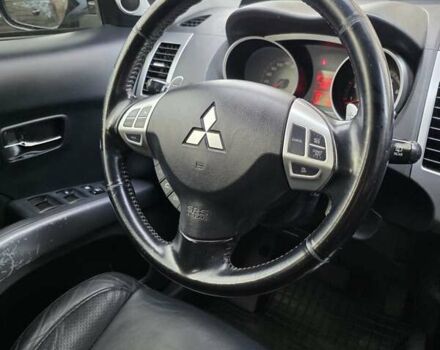 Черный Мицубиси Аутлендер ХЛ, объемом двигателя 2 л и пробегом 186 тыс. км за 10000 $, фото 3 на Automoto.ua