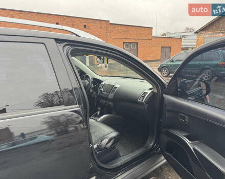 Черный Мицубиси Аутлендер ХЛ, объемом двигателя 2.36 л и пробегом 305 тыс. км за 10000 $, фото 9 на Automoto.ua