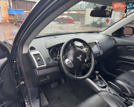 Черный Мицубиси Аутлендер ХЛ, объемом двигателя 2.36 л и пробегом 305 тыс. км за 10000 $, фото 8 на Automoto.ua