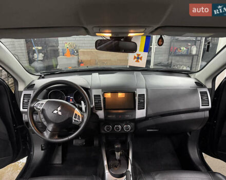 Черный Мицубиси Аутлендер ХЛ, объемом двигателя 2.36 л и пробегом 305 тыс. км за 10000 $, фото 10 на Automoto.ua
