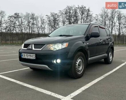 Черный Мицубиси Аутлендер ХЛ, объемом двигателя 2.36 л и пробегом 250 тыс. км за 10000 $, фото 1 на Automoto.ua