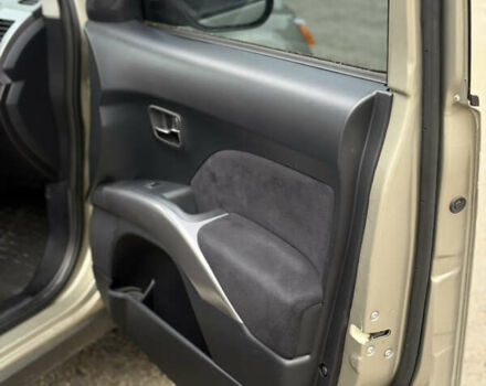 Желтый Мицубиси Аутлендер ХЛ, объемом двигателя 1.97 л и пробегом 204 тыс. км за 8400 $, фото 7 на Automoto.ua