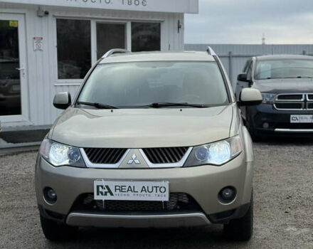 Желтый Мицубиси Аутлендер ХЛ, объемом двигателя 1.97 л и пробегом 204 тыс. км за 8400 $, фото 1 на Automoto.ua