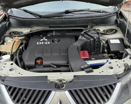 Желтый Мицубиси Аутлендер ХЛ, объемом двигателя 1.97 л и пробегом 204 тыс. км за 8400 $, фото 21 на Automoto.ua