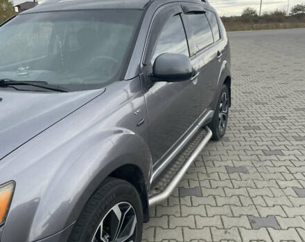 Серый Мицубиси Аутлендер ХЛ, объемом двигателя 3 л и пробегом 253 тыс. км за 8500 $, фото 1 на Automoto.ua