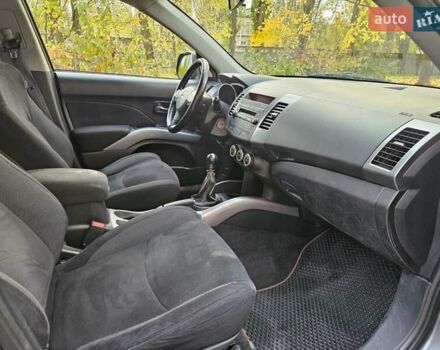 Серый Мицубиси Аутлендер ХЛ, объемом двигателя 2 л и пробегом 450 тыс. км за 4600 $, фото 1 на Automoto.ua