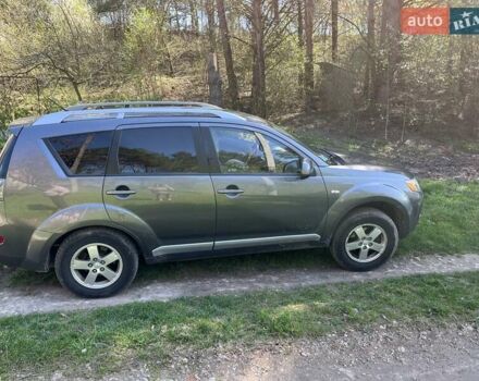Серый Мицубиси Аутлендер ХЛ, объемом двигателя 2 л и пробегом 247 тыс. км за 5000 $, фото 1 на Automoto.ua