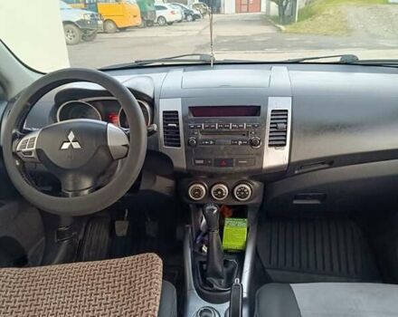Серый Мицубиси Аутлендер ХЛ, объемом двигателя 2.36 л и пробегом 260 тыс. км за 8800 $, фото 4 на Automoto.ua