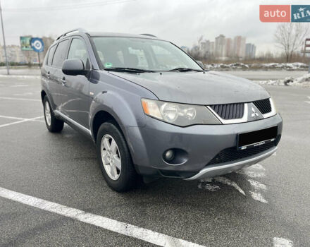 Серый Мицубиси Аутлендер ХЛ, объемом двигателя 2 л и пробегом 235 тыс. км за 4800 $, фото 1 на Automoto.ua