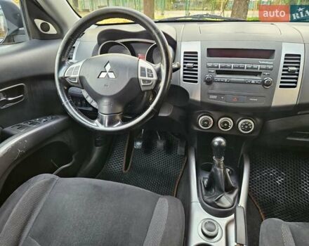 Серый Мицубиси Аутлендер ХЛ, объемом двигателя 2 л и пробегом 450 тыс. км за 4600 $, фото 2 на Automoto.ua
