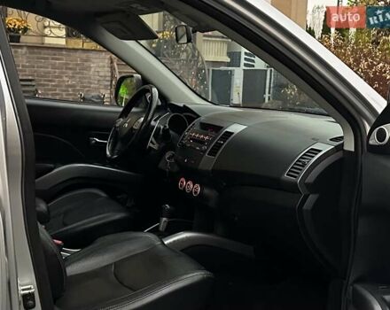 Серый Мицубиси Аутлендер ХЛ, объемом двигателя 3 л и пробегом 129 тыс. км за 10450 $, фото 23 на Automoto.ua