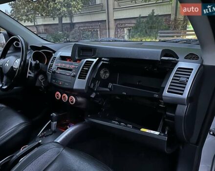 Серый Мицубиси Аутлендер ХЛ, объемом двигателя 3 л и пробегом 129 тыс. км за 10450 $, фото 48 на Automoto.ua