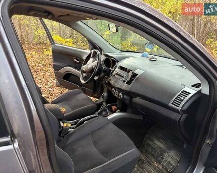 Серый Мицубиси Аутлендер ХЛ, объемом двигателя 2 л и пробегом 260 тыс. км за 8700 $, фото 8 на Automoto.ua